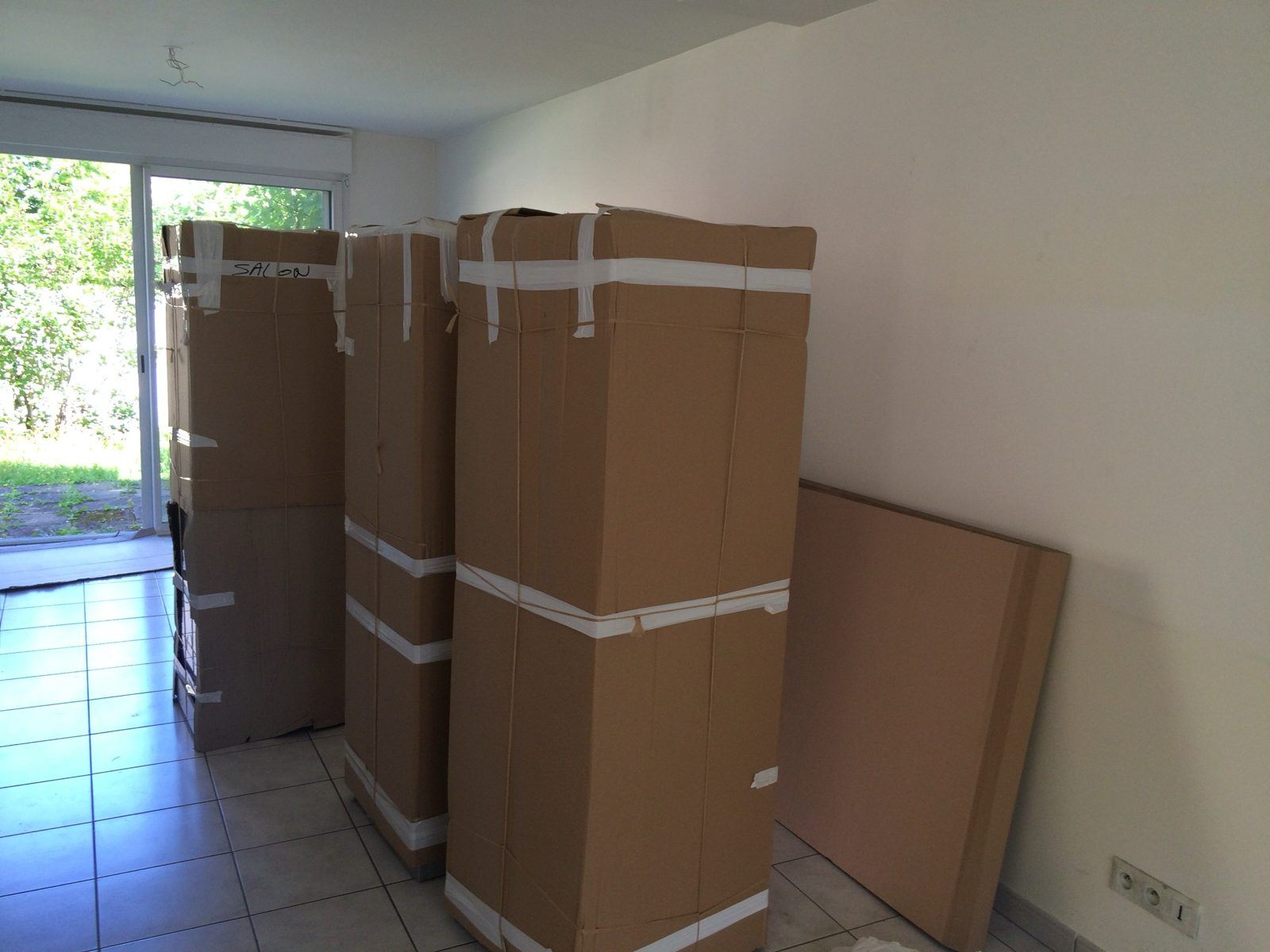 Armoires et cartons prêts pour le déménagement