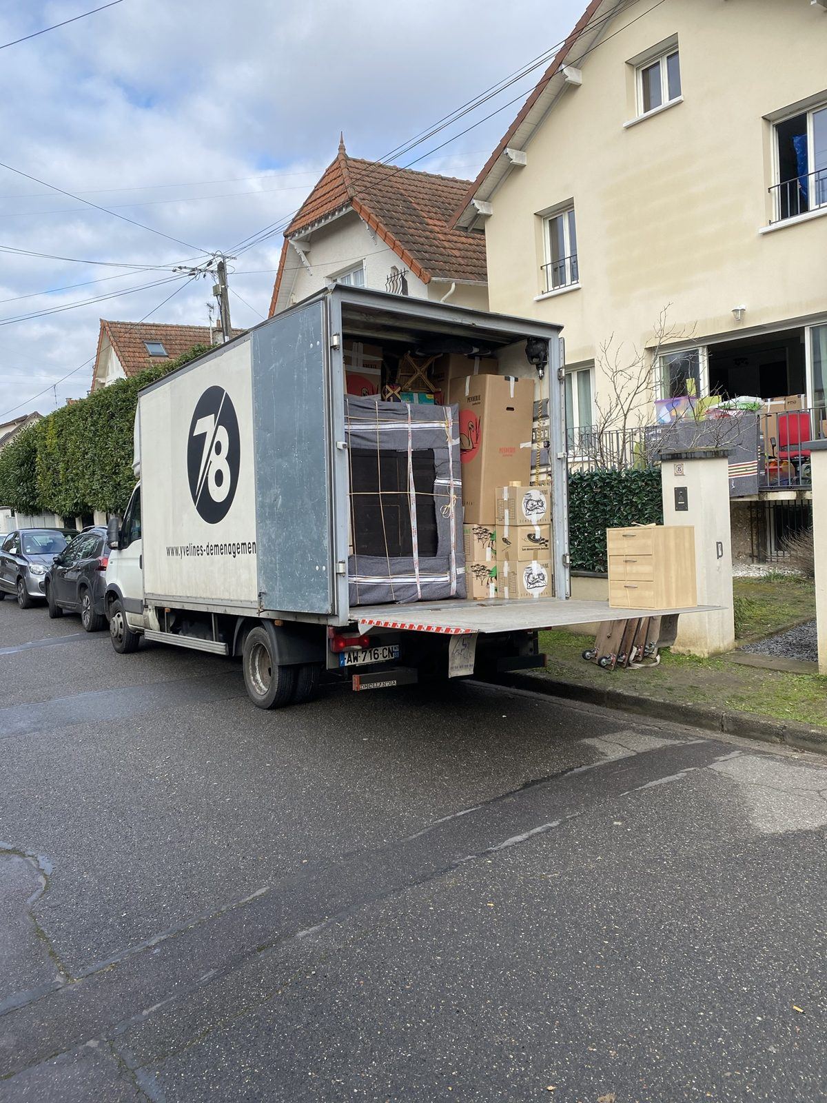 Camion chargé devant une maison le jour du déménagement