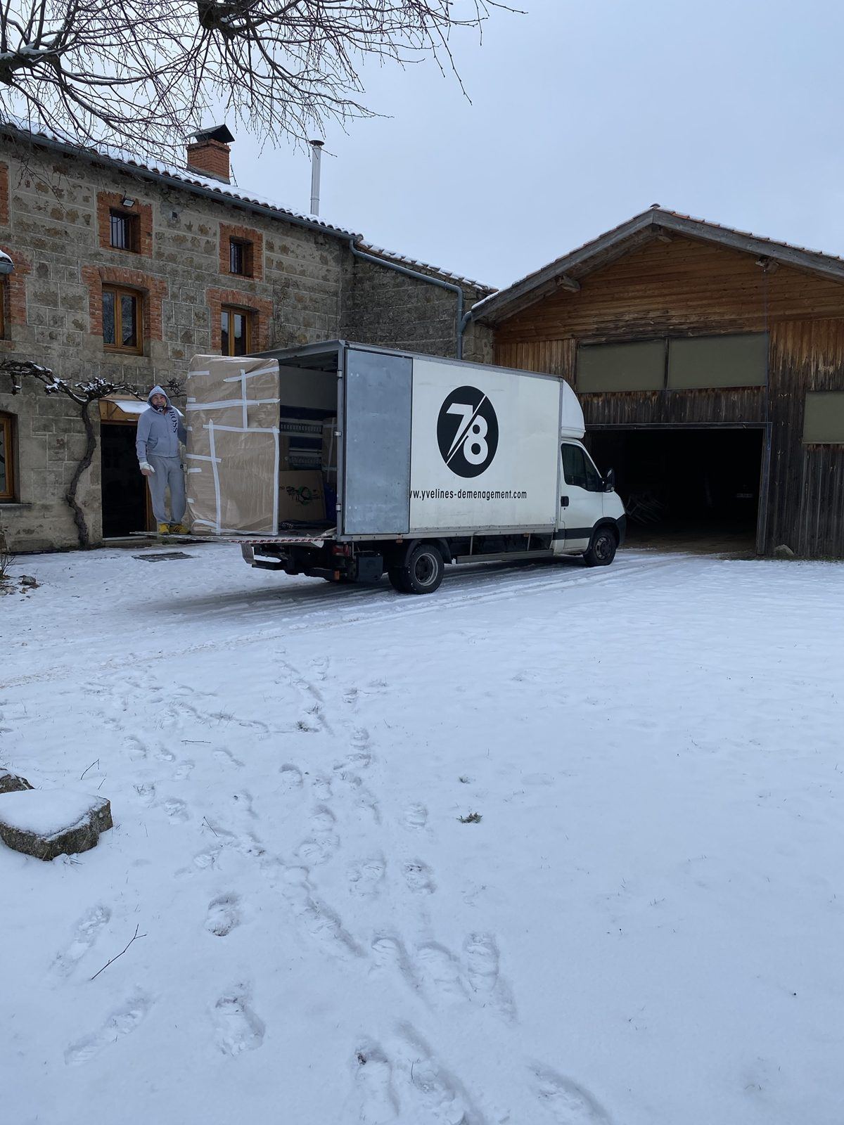 Chargement d'une armoire emballée sous la neige