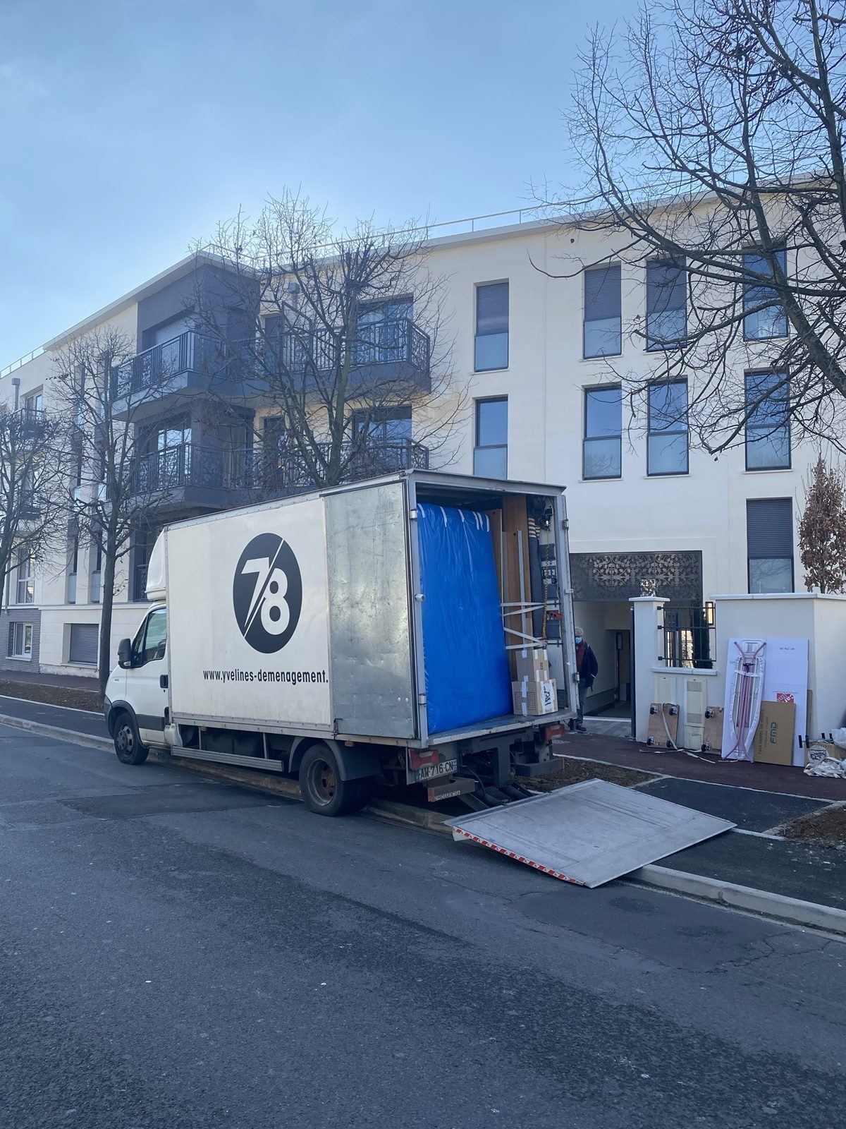 Camion Yvelines Group devant une résidence