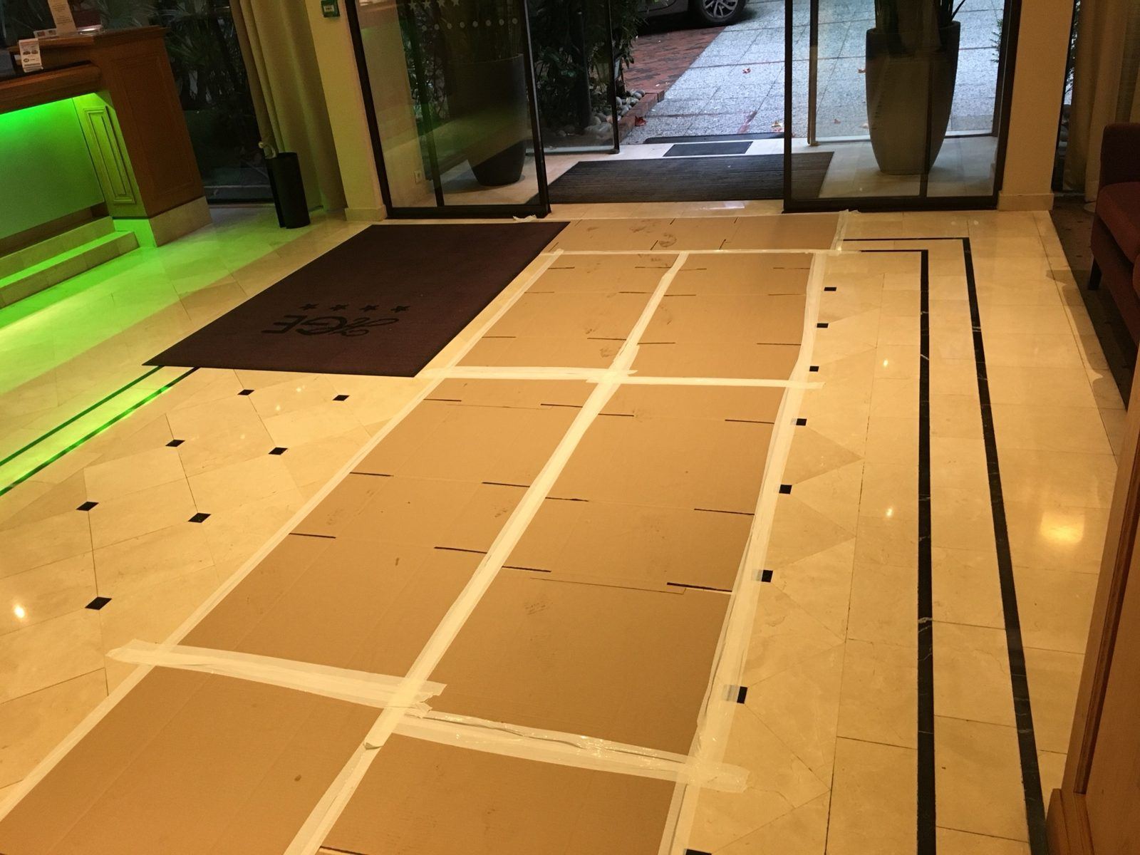 Hall d'hôtel 4 étoiles protégé par des cartons au sol