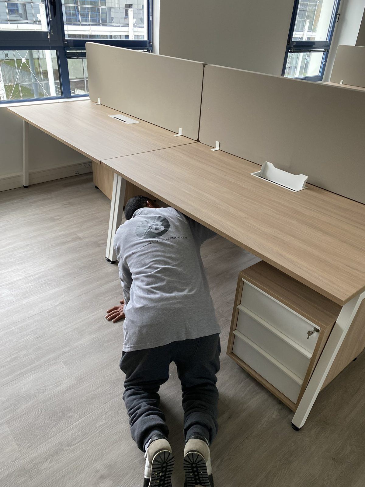 Déménageur montant un bureau sous le plateau