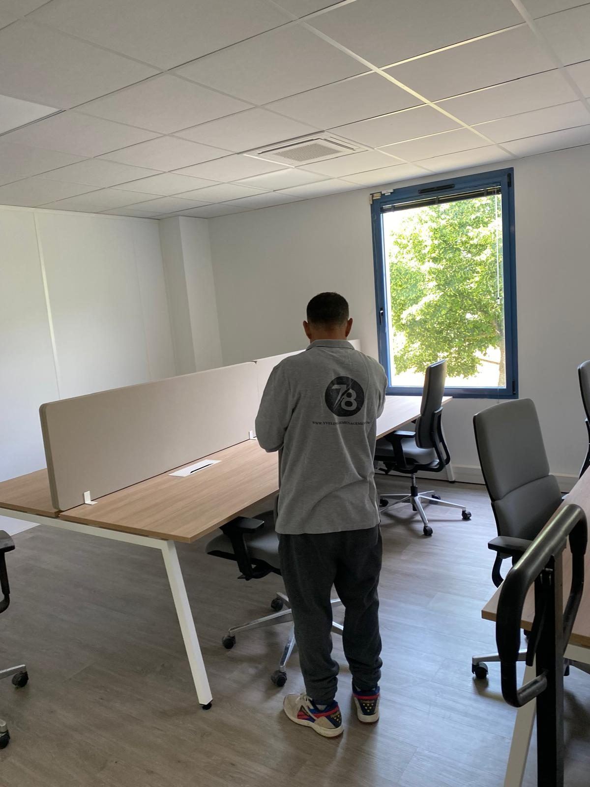 Déménageur installant un open space