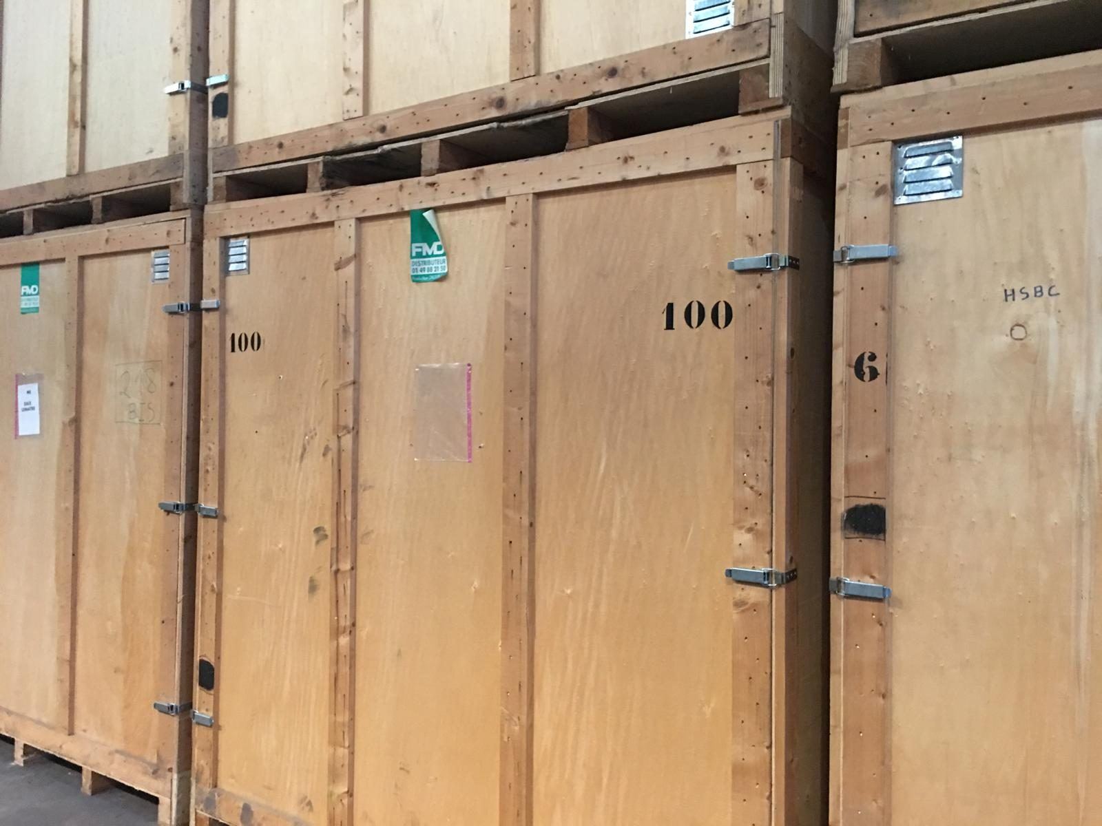 Caisses de garde-meubles empilées dans l'entrepôt
