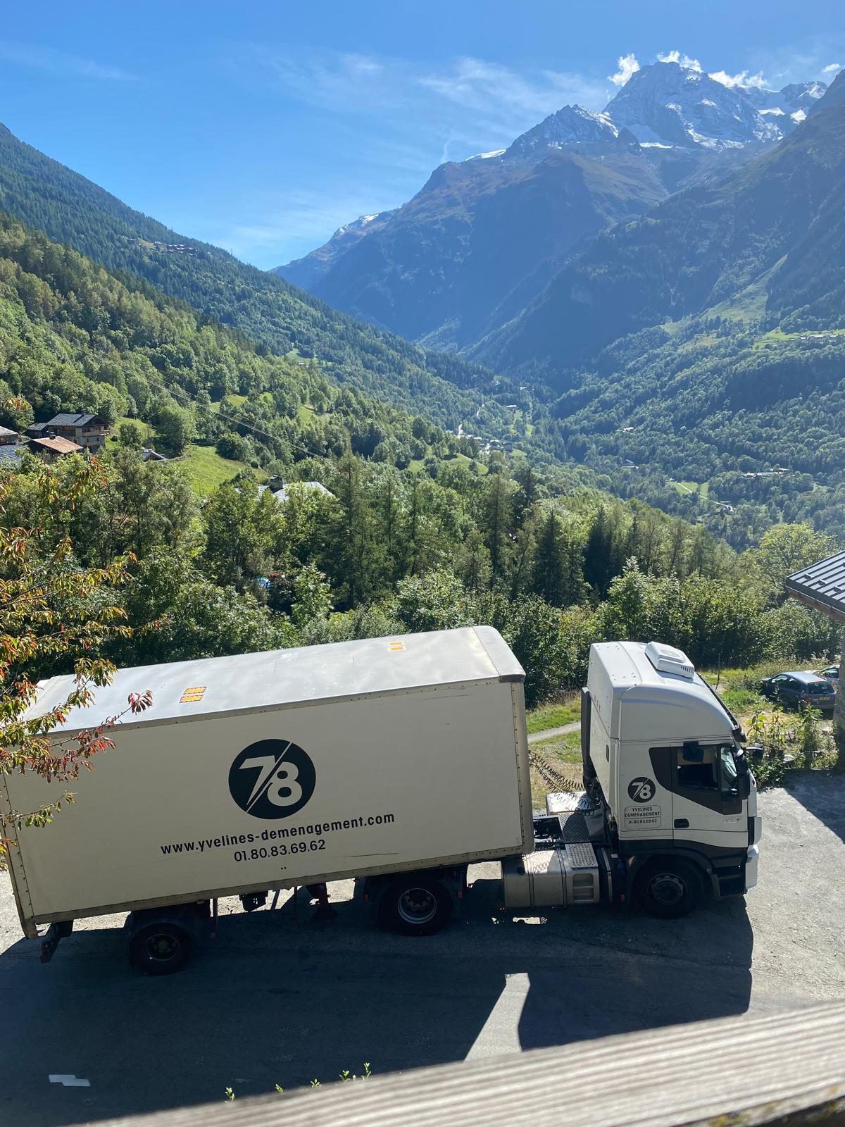 Semi-remorque Yvelines Group dans les Alpes, face aux sommets