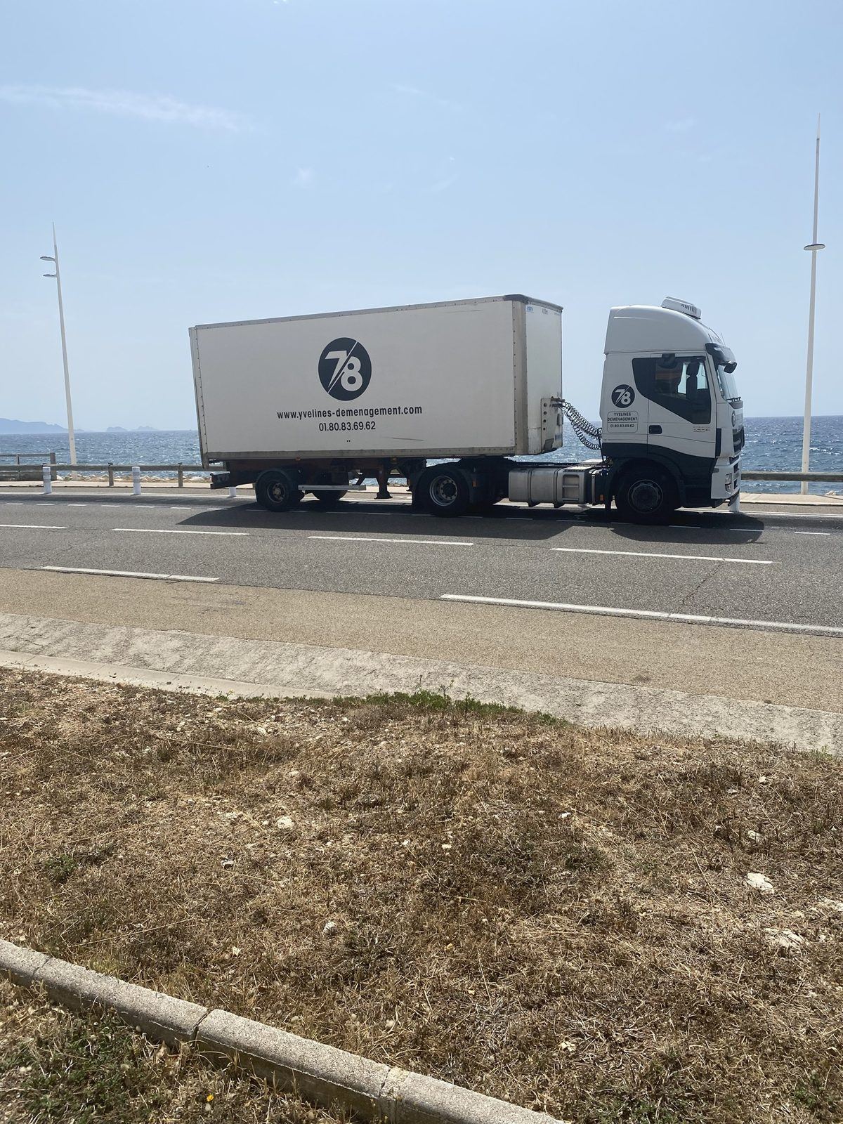 Semi-remorque Yvelines Group en bord de mer