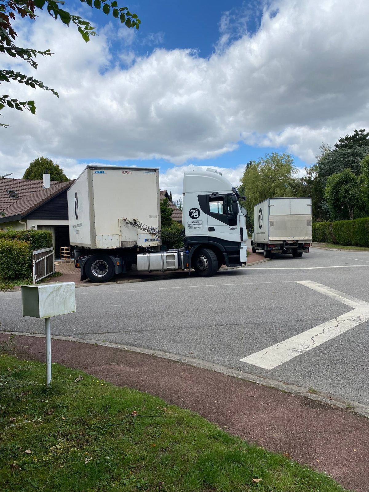 Semi-remorque et camion porteur sur le même chantier