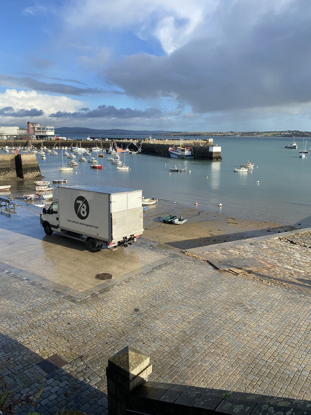 Camion Yvelines Group sur le quai d'un port breton