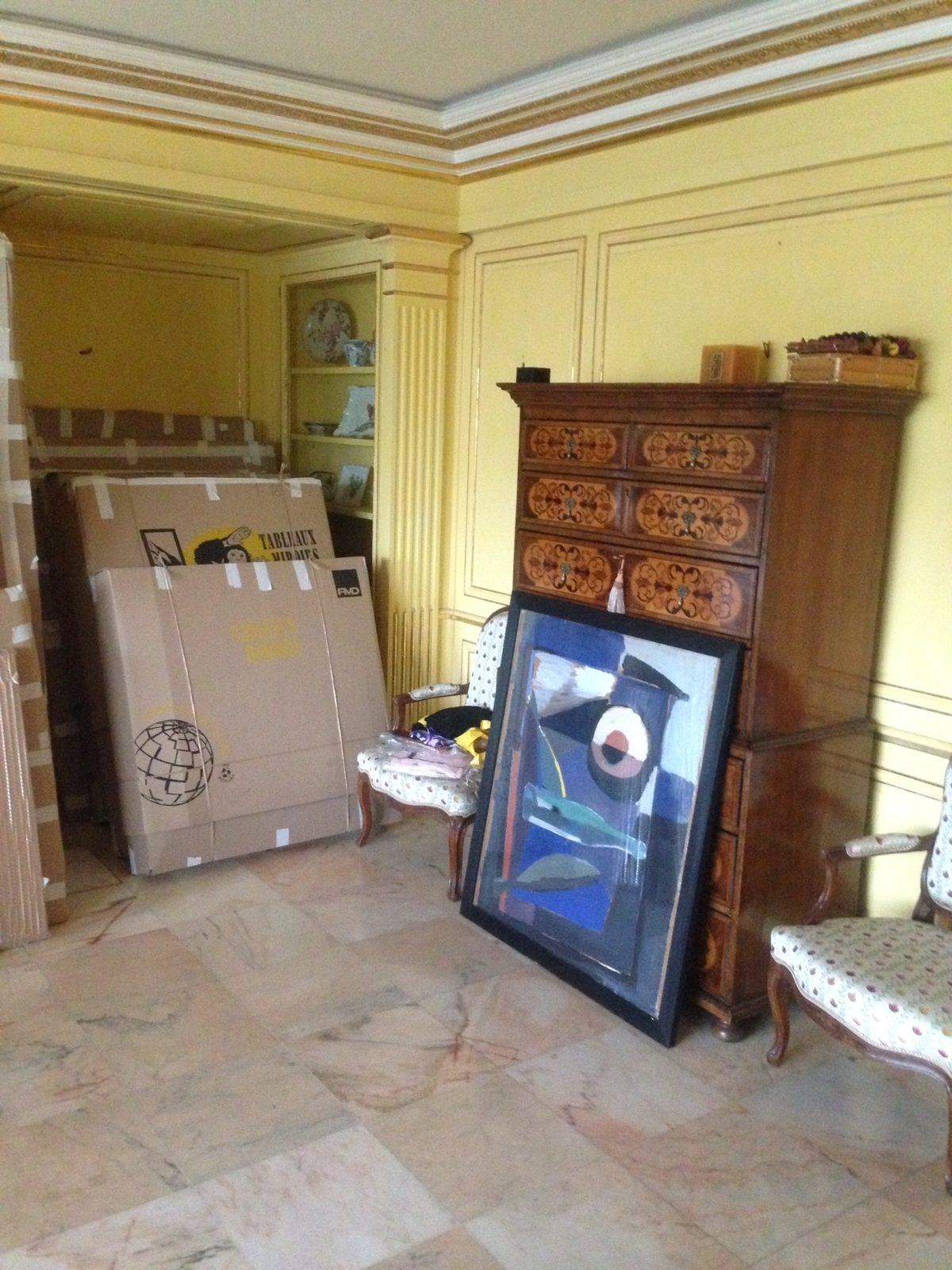Salon aux boiseries jaunes : cartons tableaux-miroirs, commode marquetée et toile abstraite