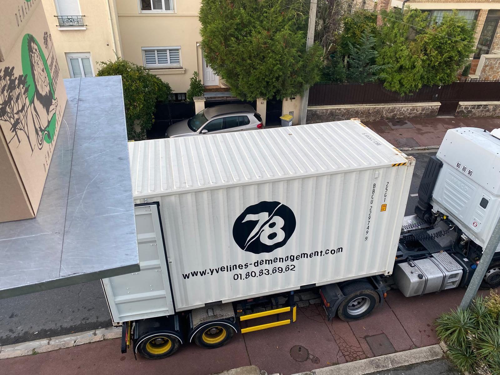 Conteneur Yvelines Group vu d'en haut dans une rue résidentielle