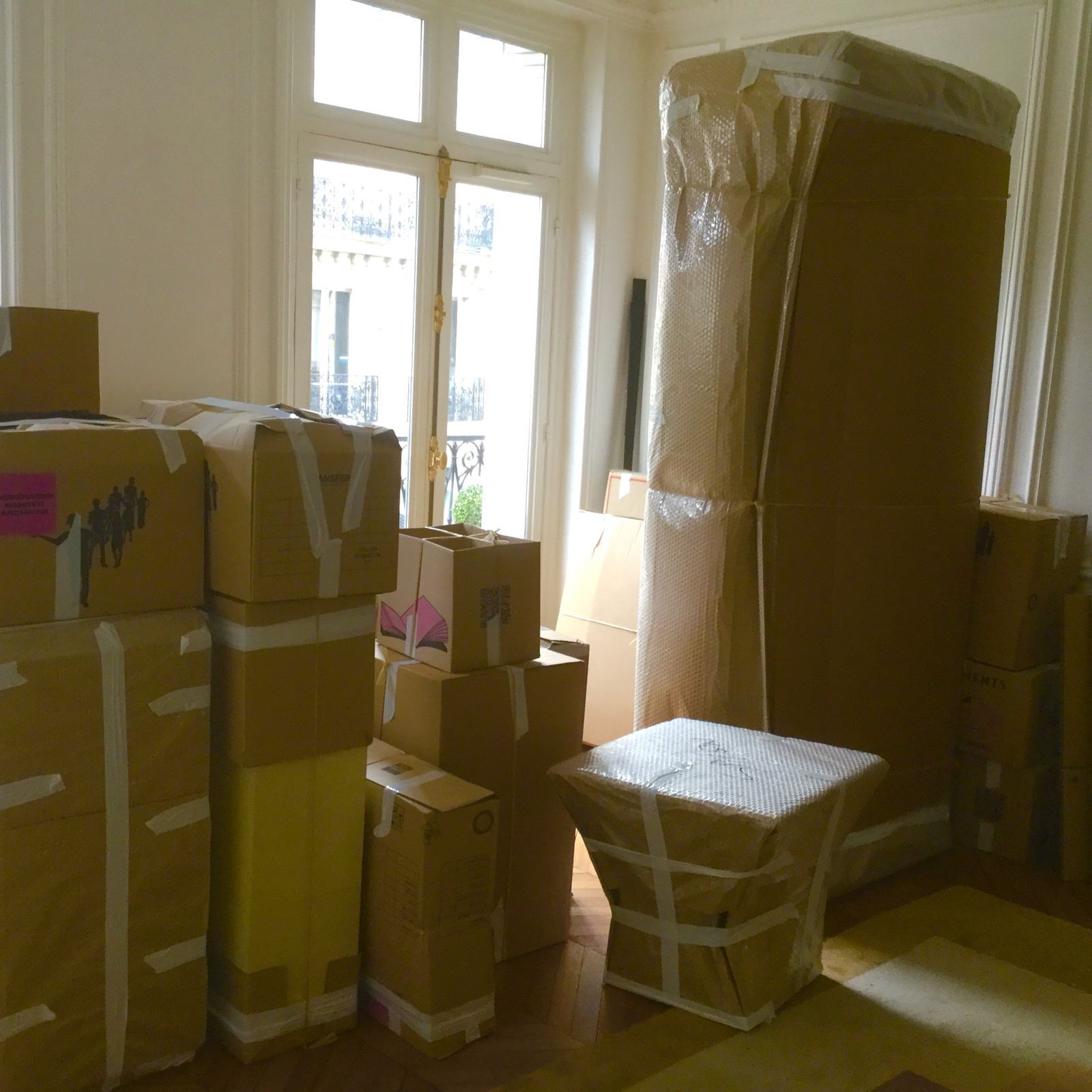 Le même salon, tout emballé