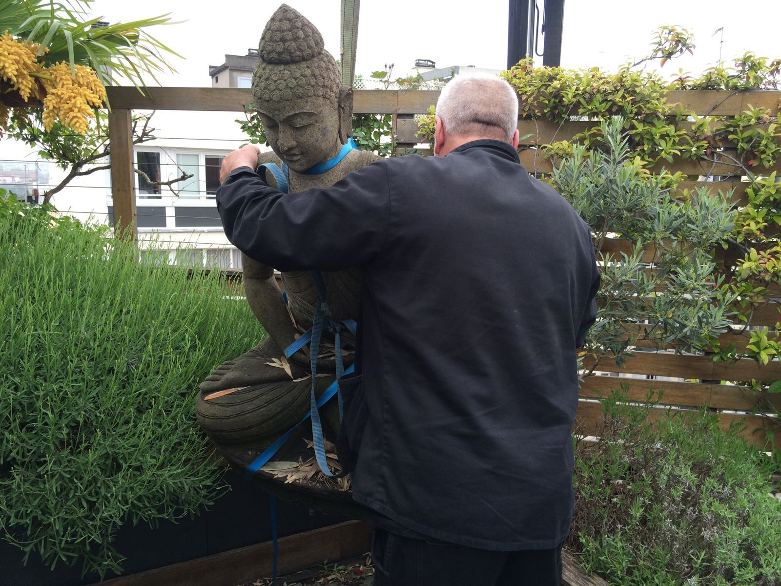Sanglage d'une statue avant levage